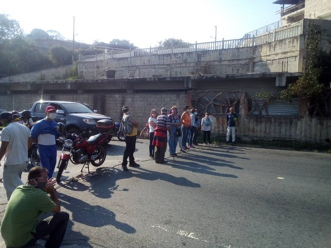 Vecinos de Lagunetica, en Los Teques, trancan vía principal por falta de agua #1May (Foto)