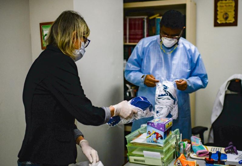 Presidencia Encargada entregó 300 mascarillas a pacientes oncológicos, informó diputada Lozano