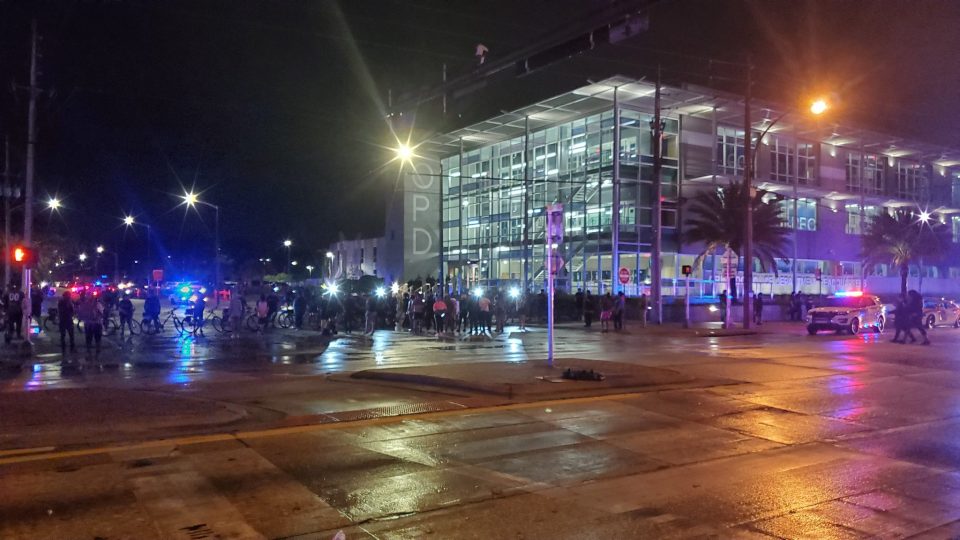 los manifestantes de George Floyd inundan las calles del centro de Orlando