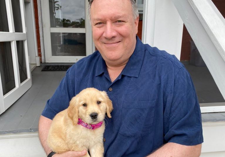 ¡Aww! Mike Pompeo rompió el protocolo y nos presentó a “Mercer”, su tierna mascota (FOTOS)