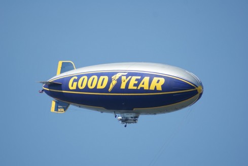 Goodyear Blimp sobrevuela el sur de Florida para agradecer a los héroes de la salud