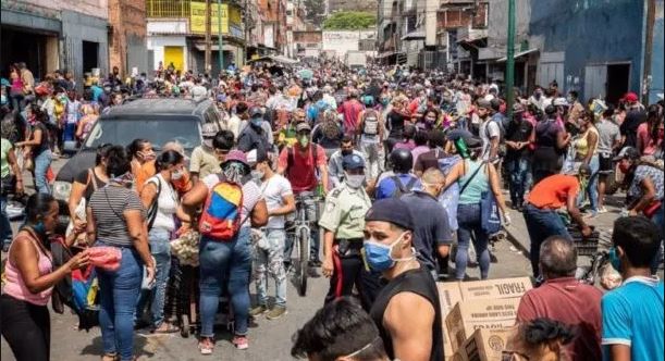 Un mar de gente en Catia durante el tercer día de “cuarentena radical” (Video)