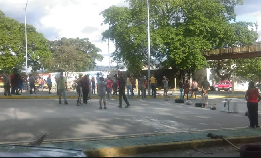 Vecinos manifestaron cerca del TSJ exigiendo agua por tuberías (Fotos y video)