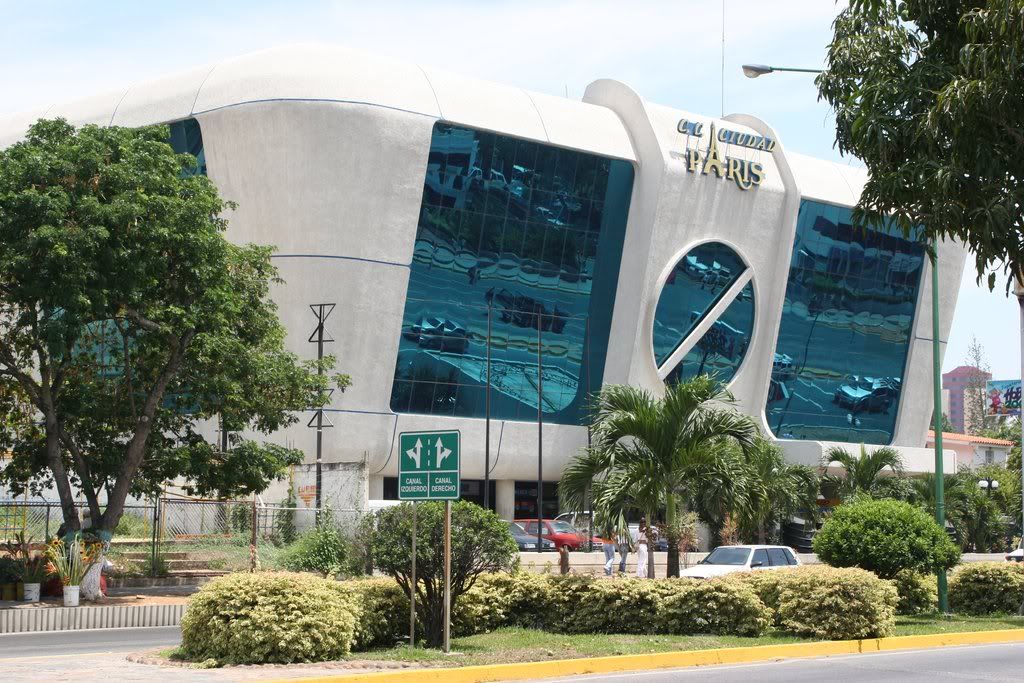 Centro comercial en Barquisimeto se cae a PEDAZOS tras fuertes lluvias (Fotos)