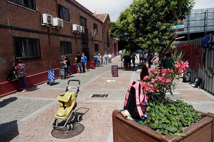 Madrid prohíbe reuniones entre medianoche y 6 de la mañana frente al coronavirus