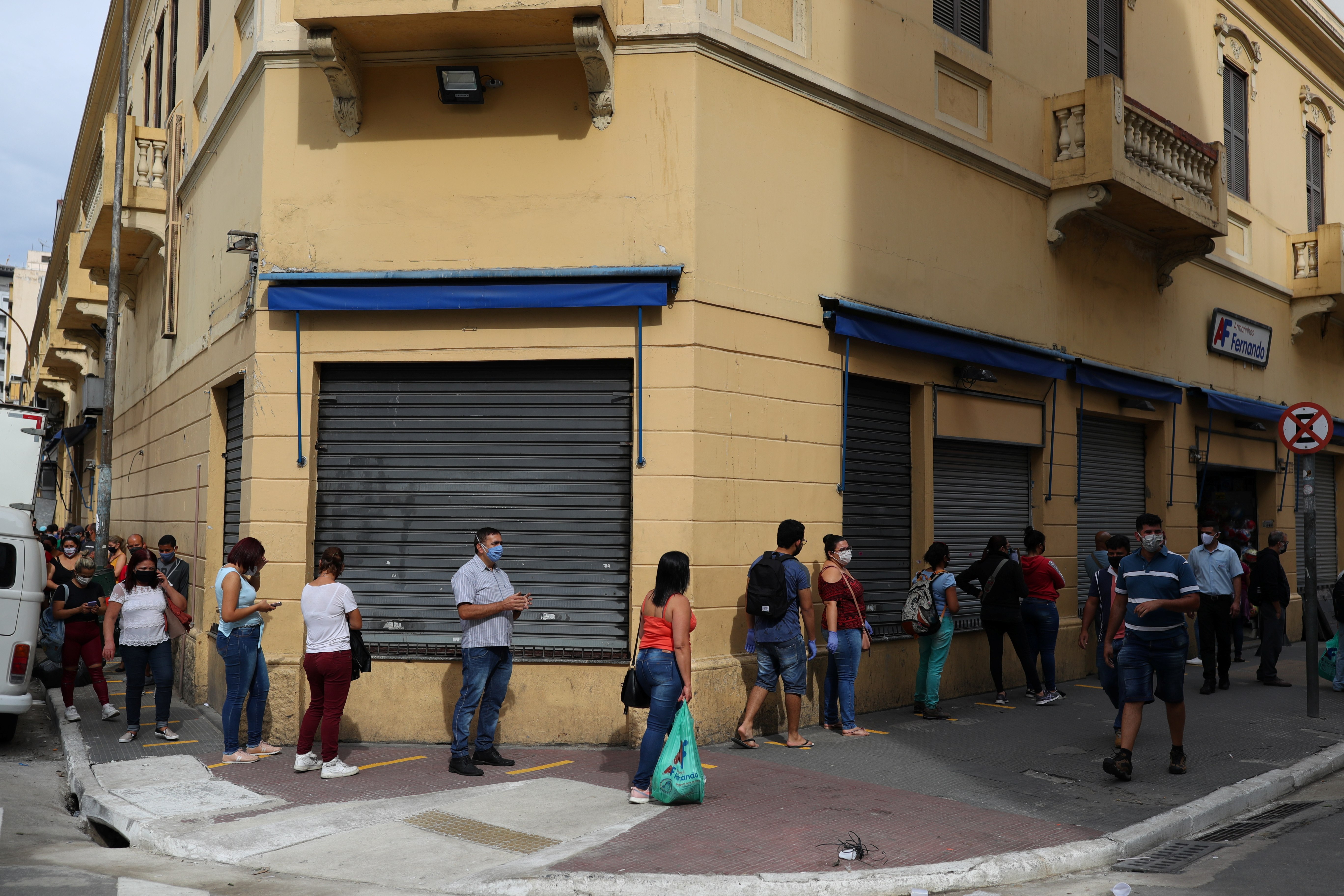 Principales ciudades de Brasil inician reapertura mientras cifras de Covid-19 siguen aumentando