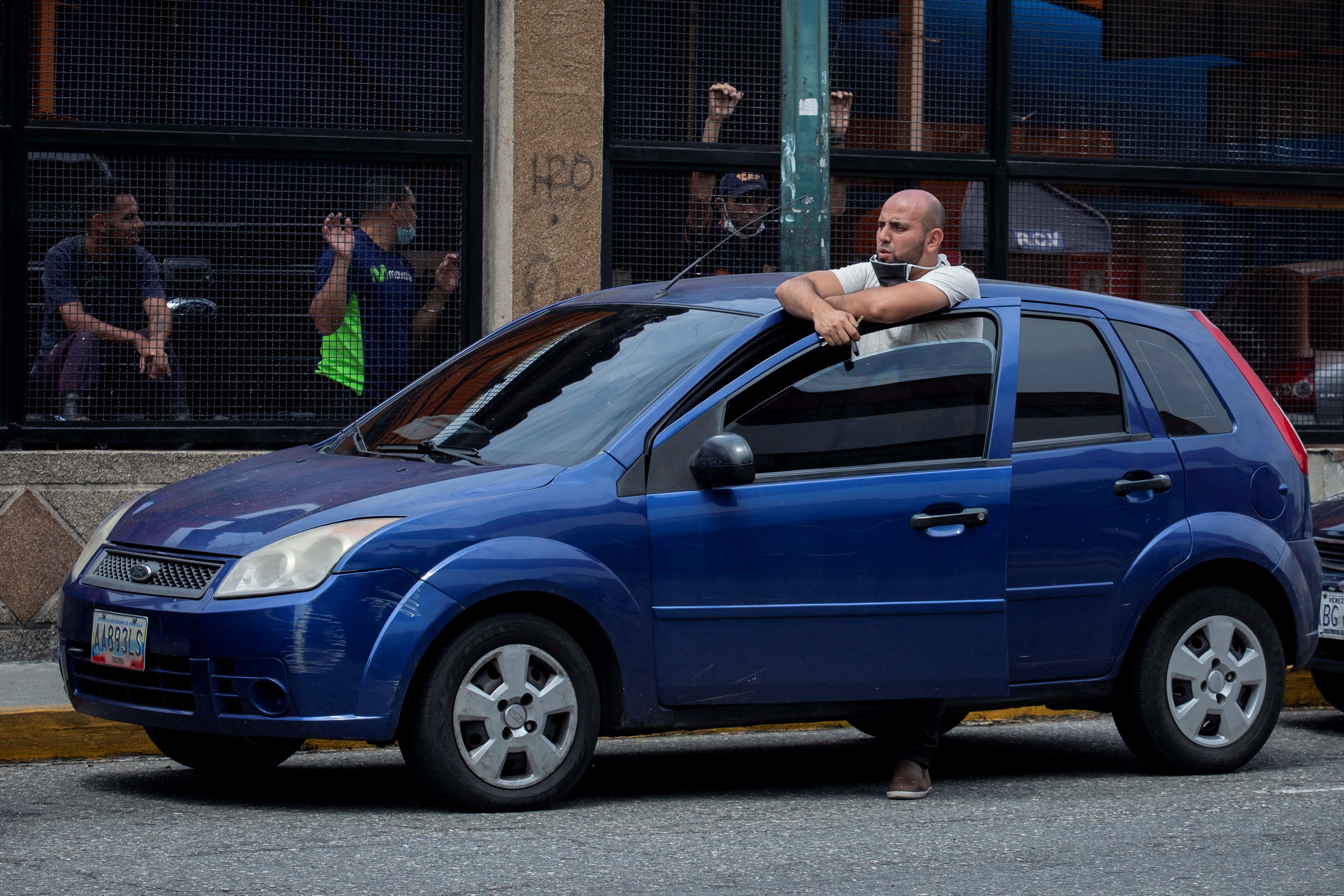 Bombas cerradas y colas en las pocas que están abiertas: La situación de la gasolina en Caracas #11Ago (Imágenes)