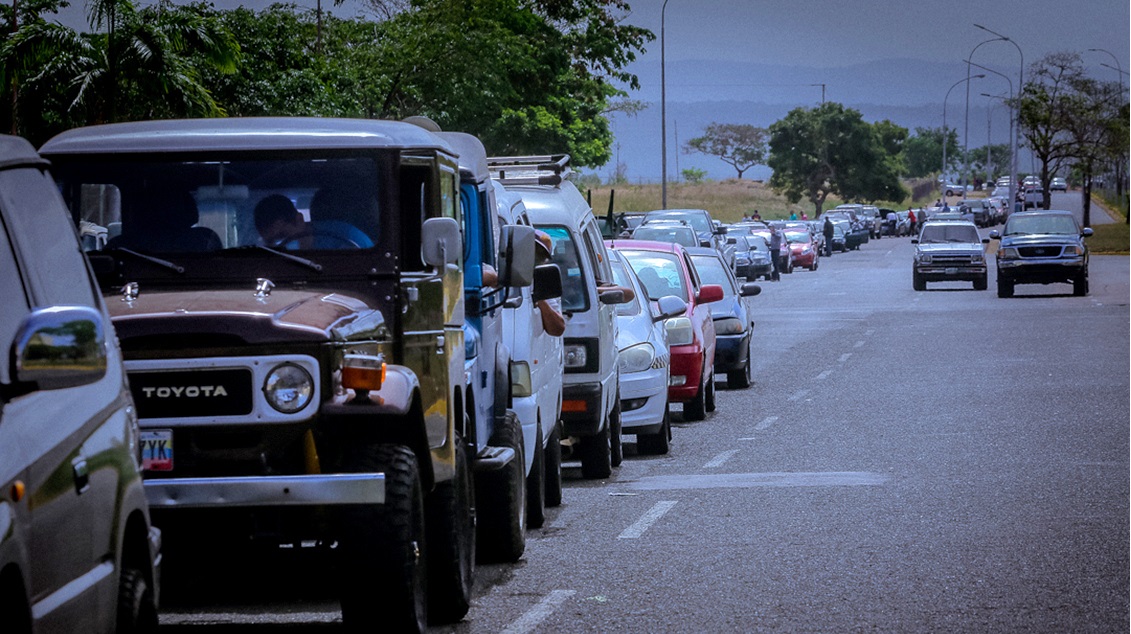 Aumento de precio de la gasolina reaviva la reventa de bolívares en efectivo