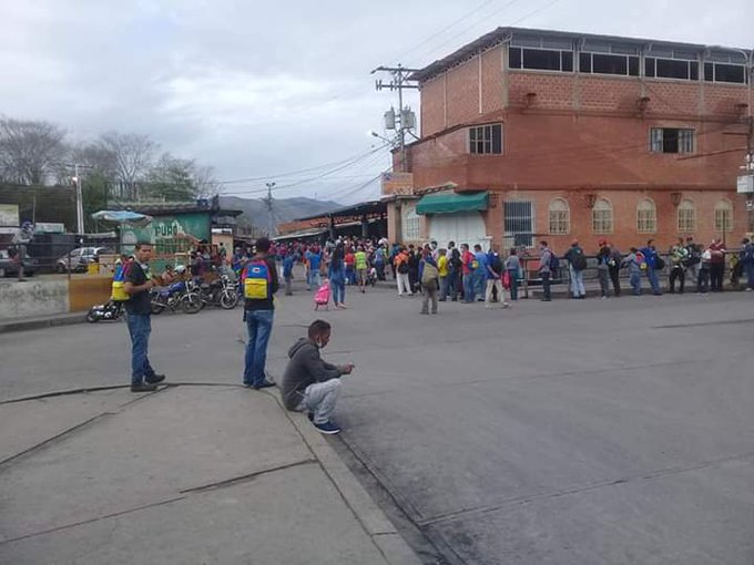 Los mirandinos hacen esta MEGA COLA en Cúa para ingresar al ferrocarril porque no hay camioneticas #1Jun (FOTOS)