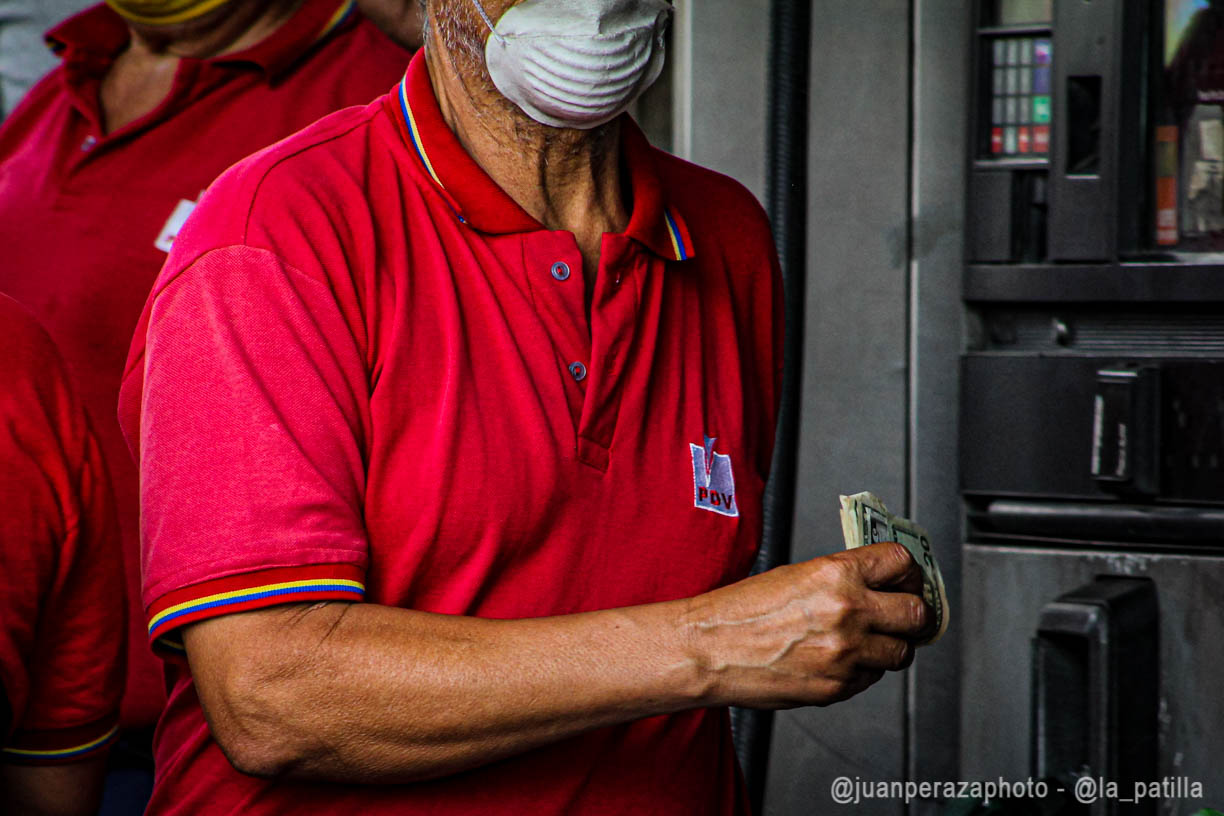 A pesar de trabajar en horario extendido, se mantienen colas en estaciones de servicio en Caracas (Videos)