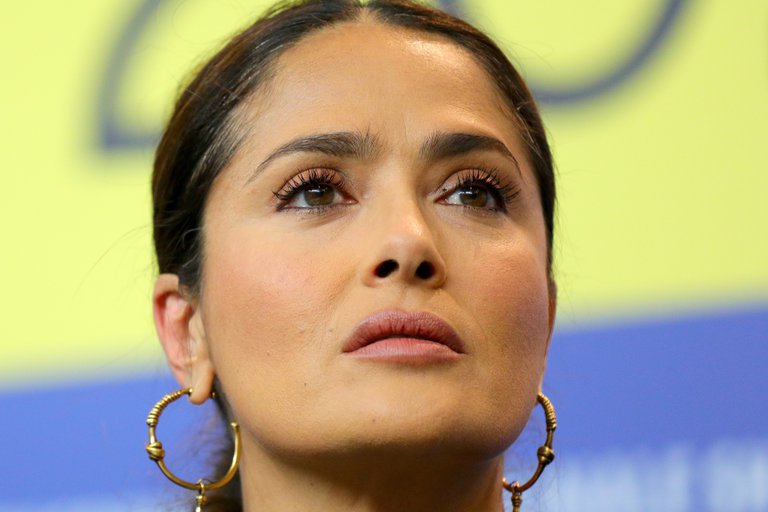 Salma Hayek se “transformó” en hombre con FaceApp y sus seguidores la compararon con Diego Boneta