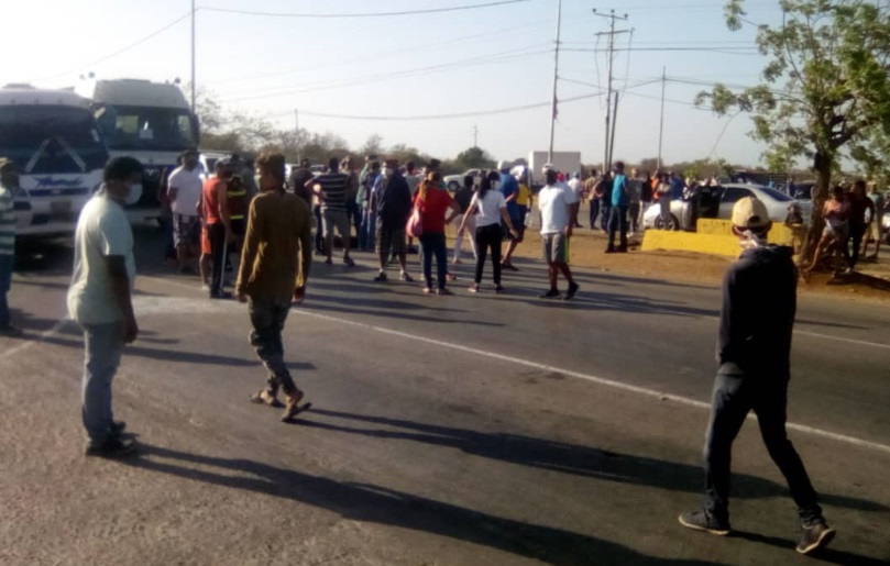 Trancan avenida en Nueva Esparta para protestar por falta de gasolina #3Jun (Fotos)