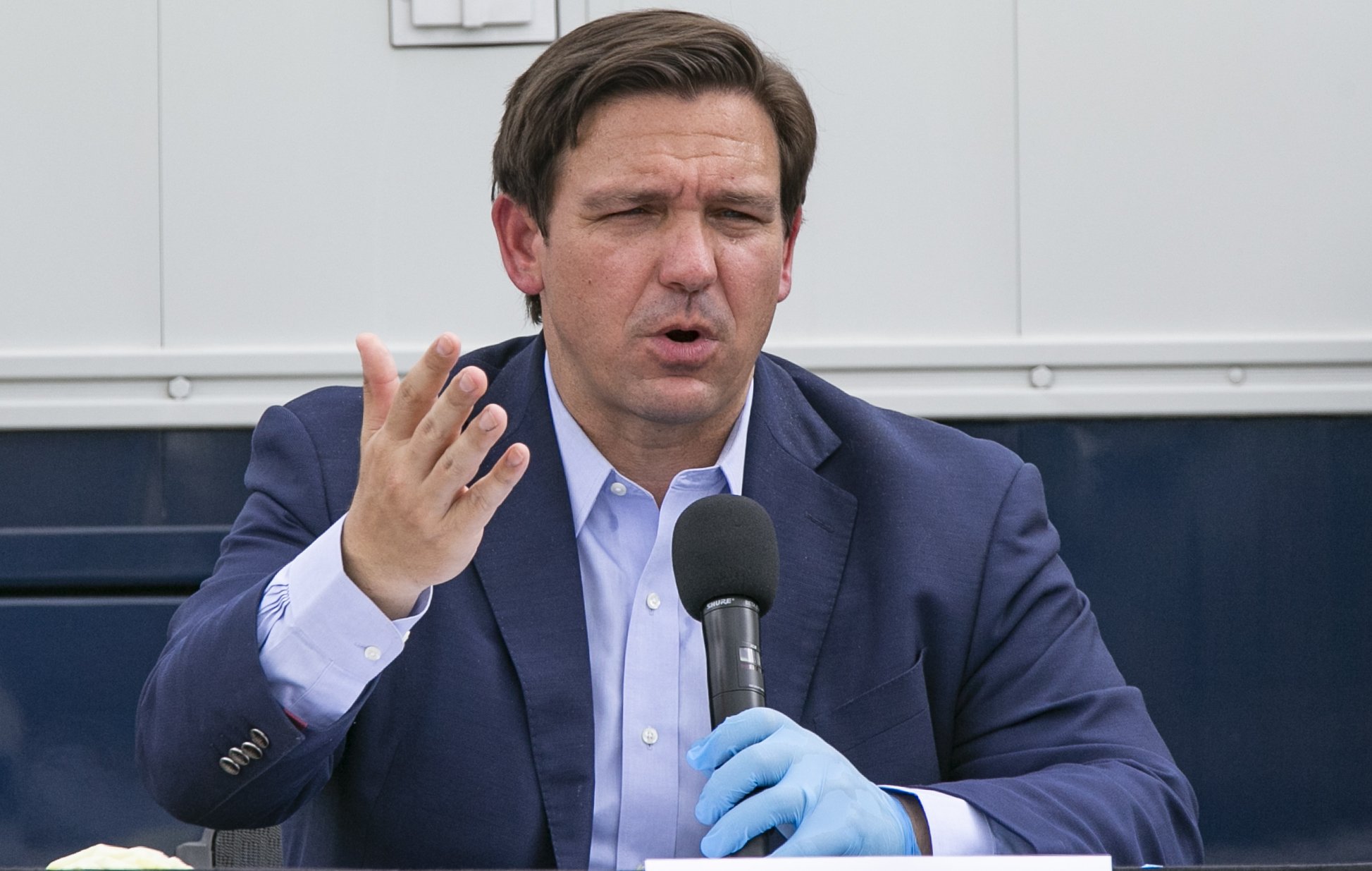 El gobernador Ron DeSantis promete grandes recortes al presupuesto estatal