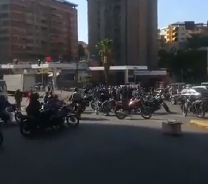 Vecinos de la avenida Rómulo Gallegos protestaron por falta de gasolina este #3Jun