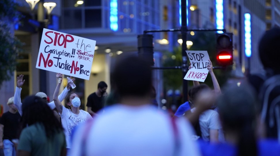 VIDEO: Un hombre con una motosierra encendida intimida a un grupo de manifestantes pacíficos en Texas