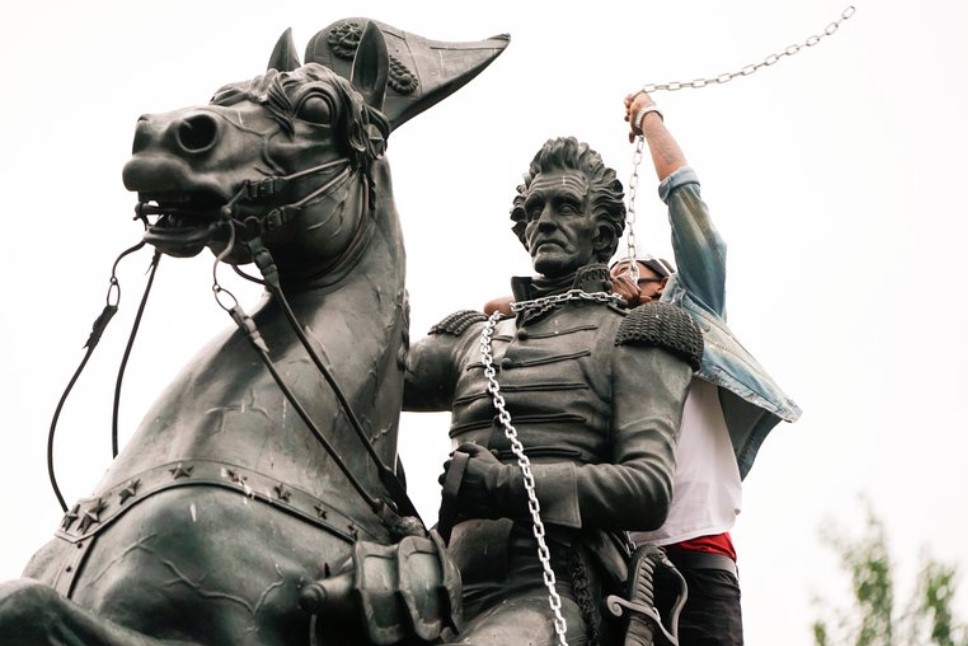 Manifestantes intentaron derribar estatua cerca de la Casa Blanca