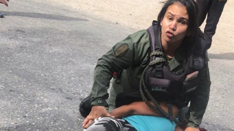 La abogada venezolana brutalmente golpeada por la GNB está presa y amenazada de juicio en un tribunal militar