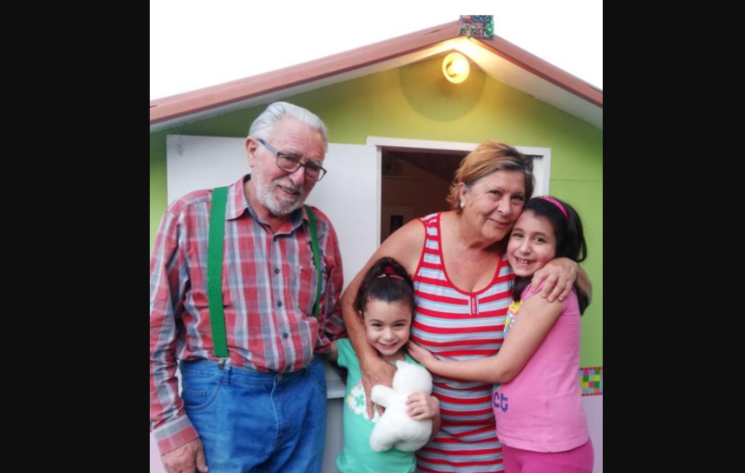 Abuelitos aprovecharon la cuarentena para construirle una casita de madera a sus nietas (FOTOS)