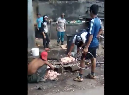 El peor VIDEO: Hombres deshuesan la carne desechada en el basurero de Las Mayas