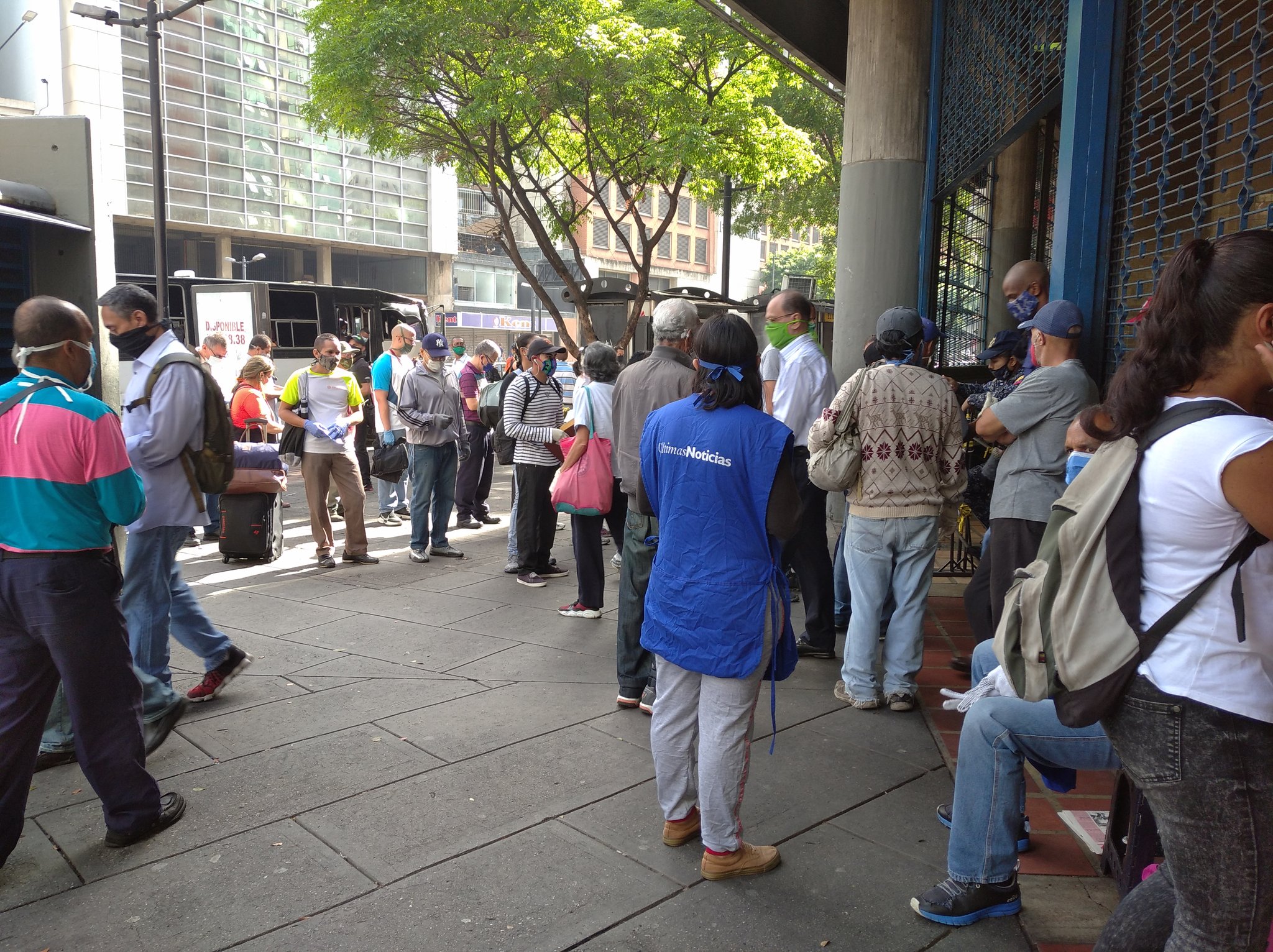 En imágenes: Con tapabocas, poco a poco los caraqueños regresan a las calles