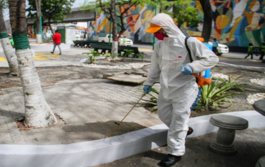 El ridículo régimen prefiere vestir con trajes de bioseguridad a barrenderos que a médicos (Fotos)