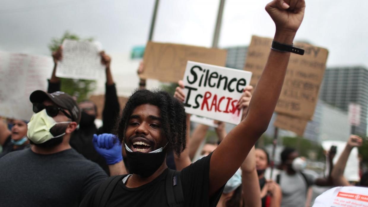 Decenas  de personas protestan frente a la Oficina del Fiscal en Miami