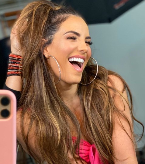 ¡Pa’ veeeeer! Gaby Espino se dejó llevar por el ritmo de la música y dejó que se le cayera el vestido 