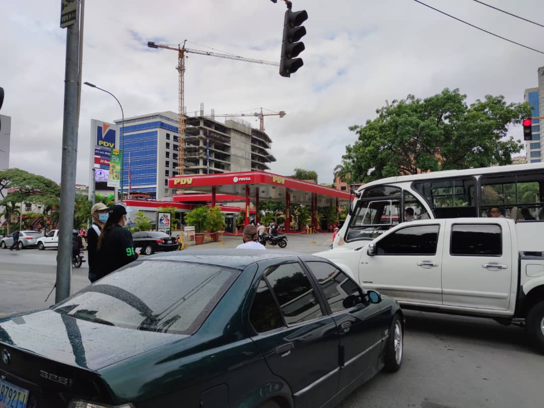 Pago de gasolina en dólares no impide que se formen colas en las bombas de Caracas