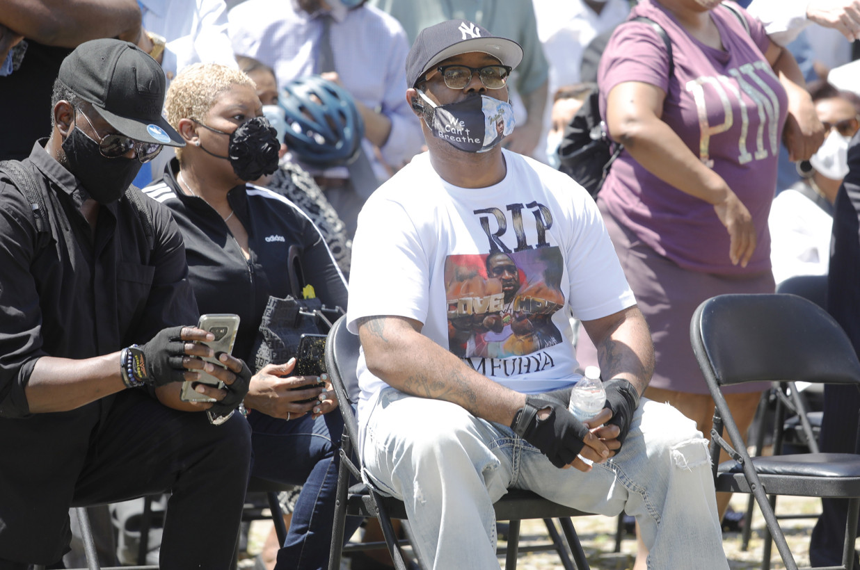 El hermano de George Floyd le dice a los manifestantes de Brooklyn que está orgulloso de ellos