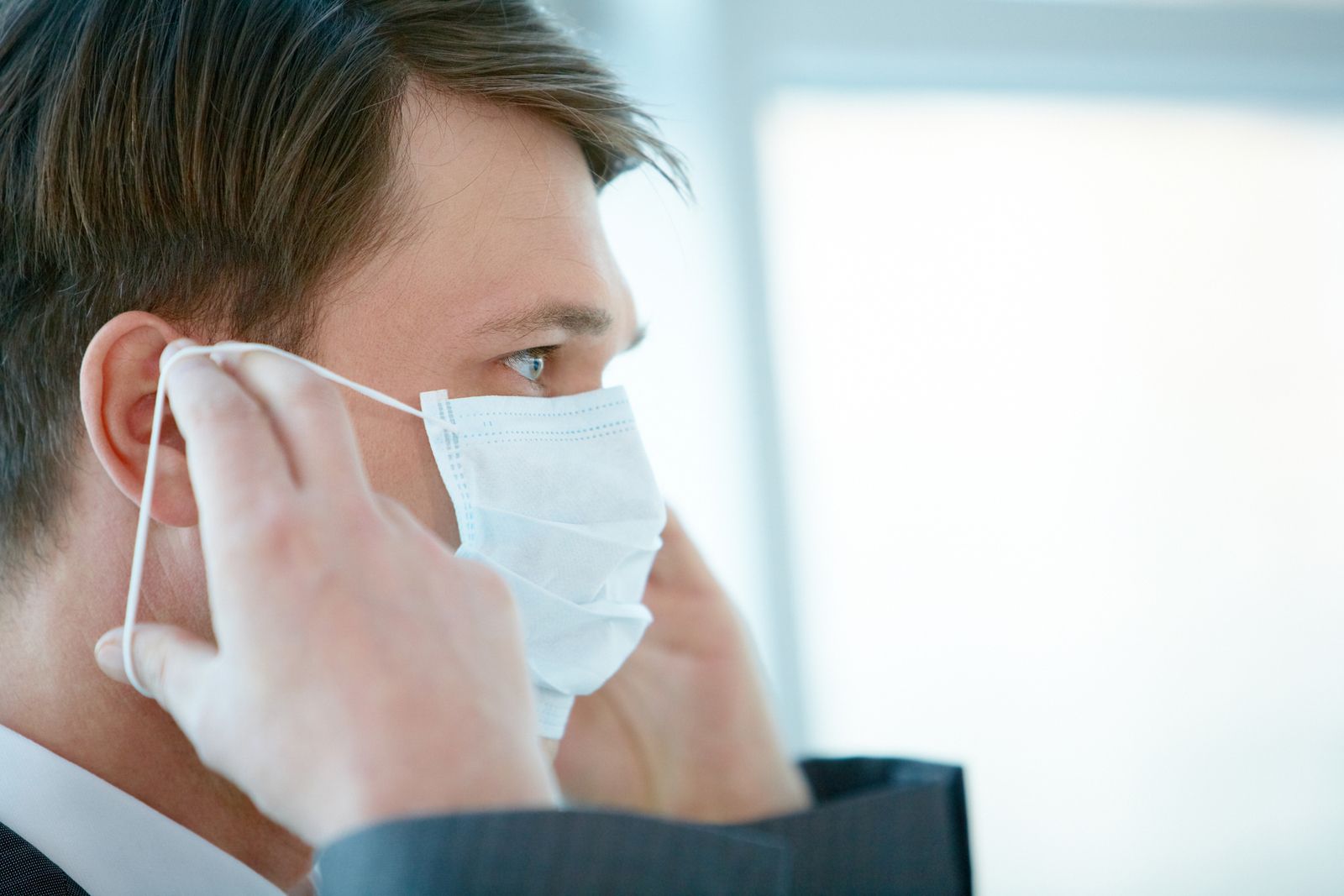 ¿Por qué no deberías llevar nunca la mascarilla en el pelo o la barbilla?