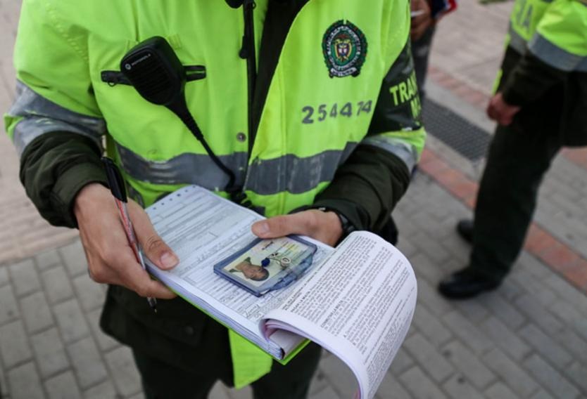 Arrancó a mordiscos el dedo del policía que lo iba a multar por armar rumba en cuarentena