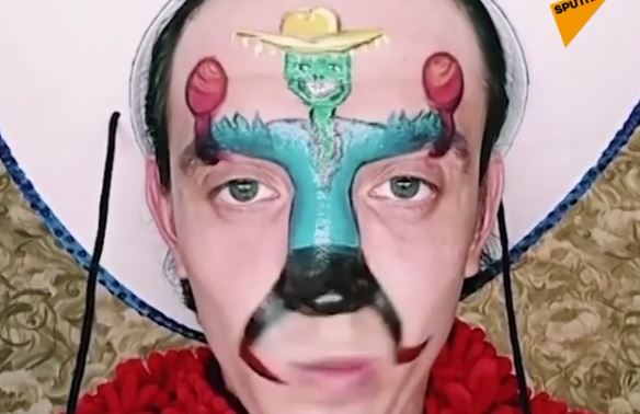 EN VIDEO: Un tiktoker ruso deja a sus seguidores boquiabiertos con estos “bailes faciales”