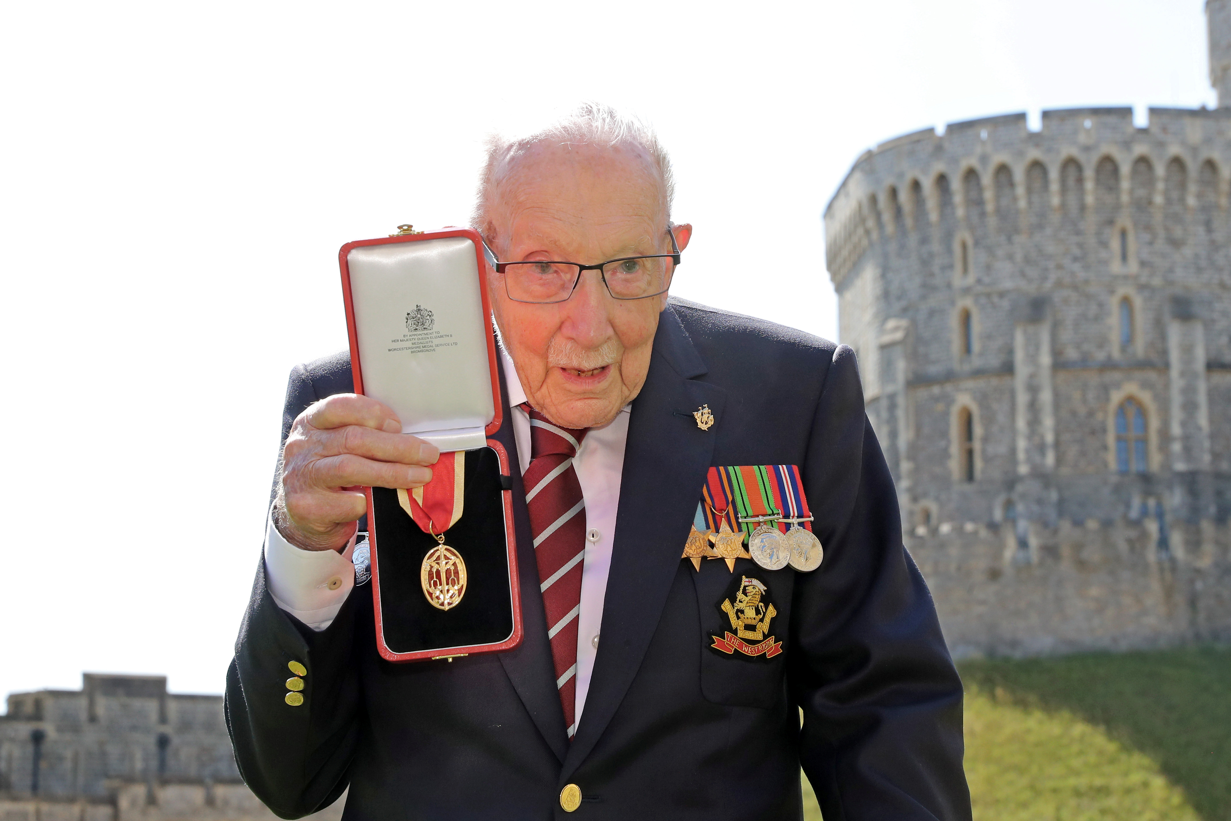 Muere por Covid-19 Tom Moore, el más recordado veterano británico de la II Guerra Mundial que ayudó a combatir la pandemia