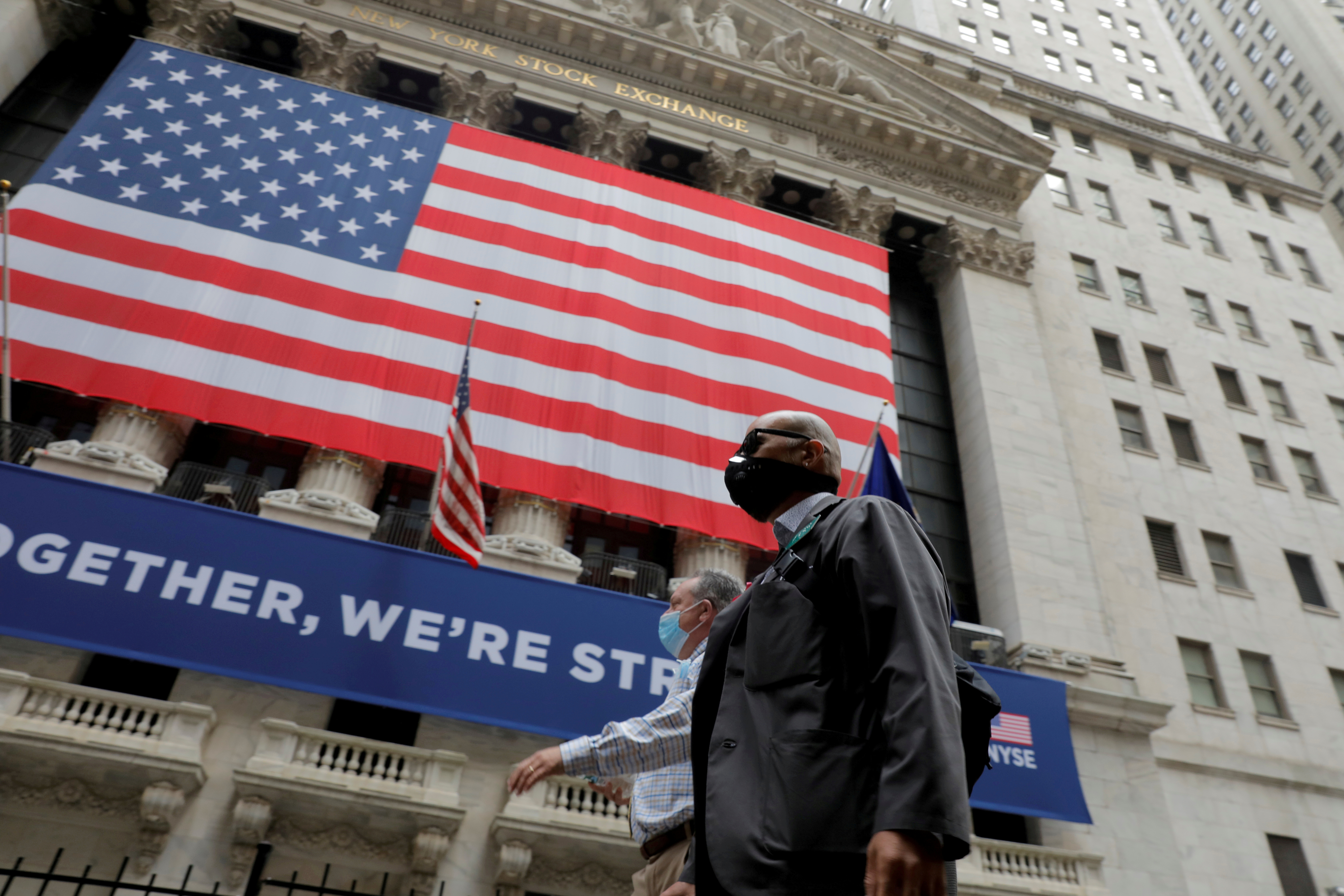 Wall Street cae por fricciones EEUU-China, aumento de casos coronavirus