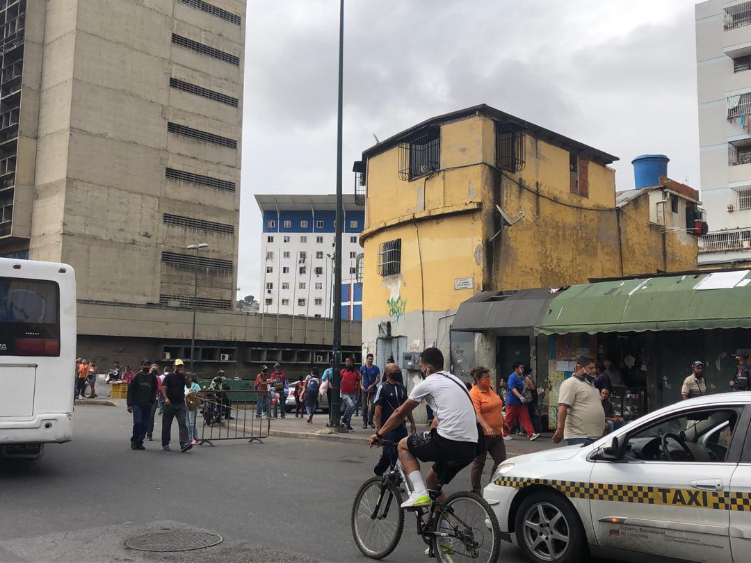 Centro de Caracas repleto de gente… la realidad de una Venezuela en pandemia y con “cuarentena radical”