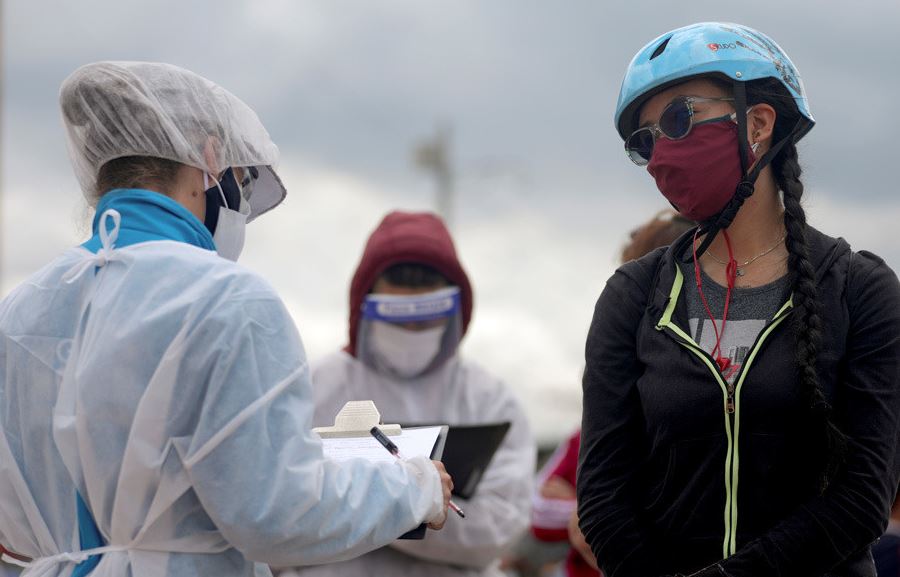 Tras ocho meses, Colombia bajó de los 100 muertos diarios por Covid-19