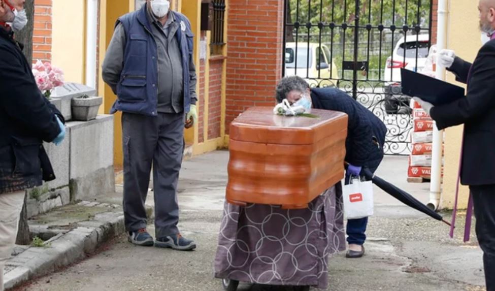 En España, madre se enteró que uno de sus hijos había muerto mientras velaba a otro