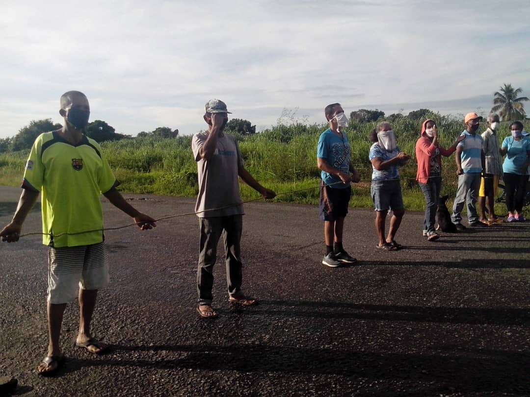 Habitantes de la comunidad 1ero de diciembre en Barinas trancan la Av. Nueva Torunos #22Jul (Fotos)