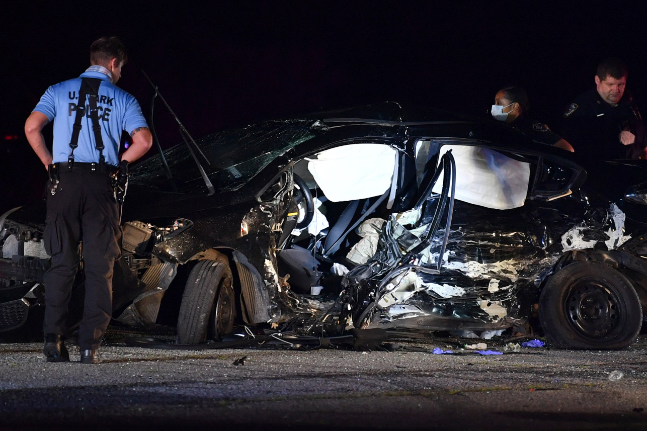 Cuatro personas resultaron gravemente heridas luego de que dos autos de carreras chocarán en Floyd Bennett Field