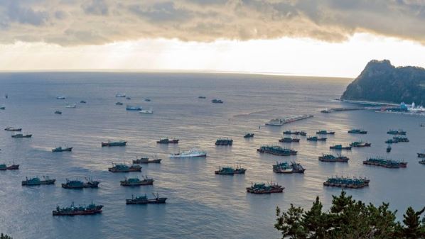 Cómo opera la armada de piratas chinos que saquean los mares y se enfrentan a Corea del Norte