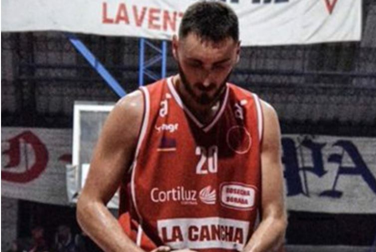 Conmoción en Uruguay: Jugador de baloncesto murió en pleno partido amistoso