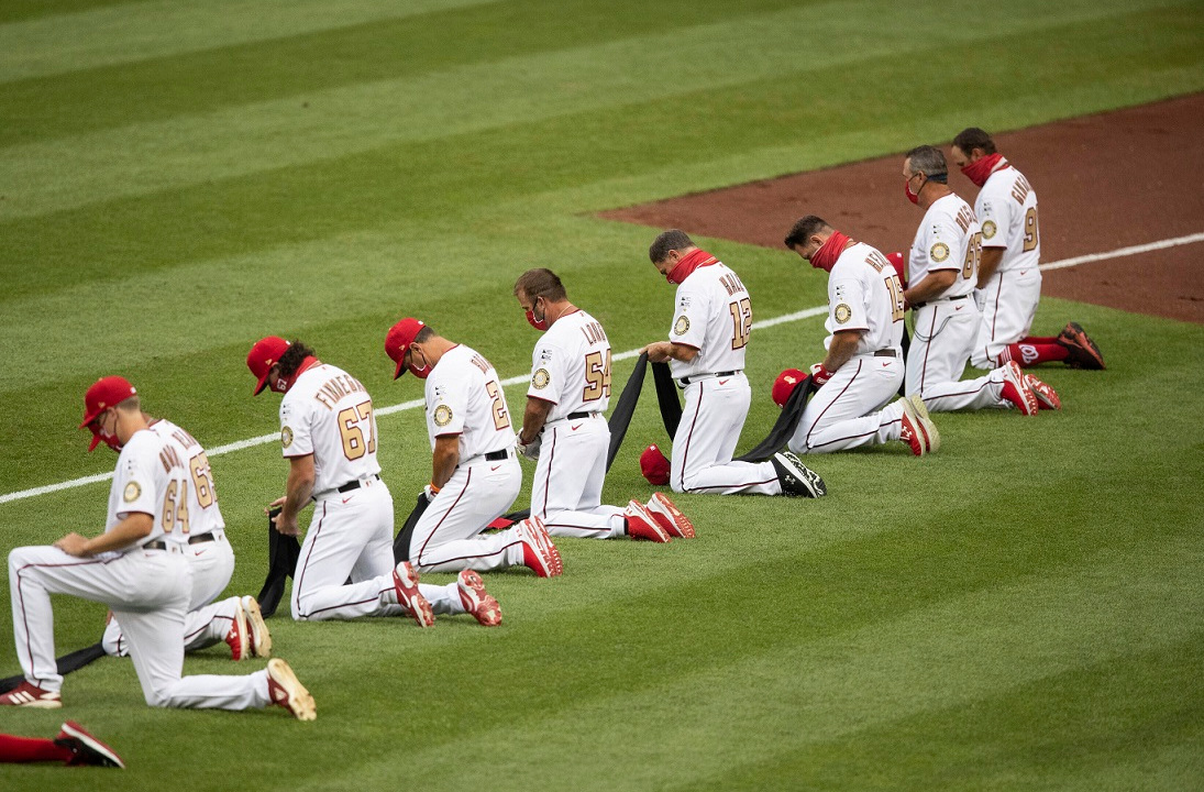 Los equipos de la MLB se arrodillaron antes del partido inaugural para respaldar el Black Lives Matter