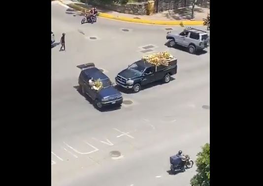 ¡Bien bello! En El Cafetal pararon el tráfico para hacer “el trompito” alrededor de un carro fúnebre (Video)