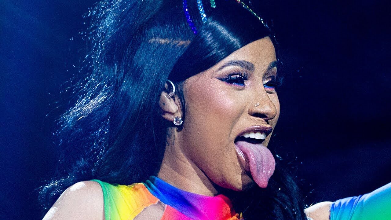 ¡Se chupó hasta la pepa! Cardi B se comió un mango con adobo en pleno live de IG (Video + Eructo)