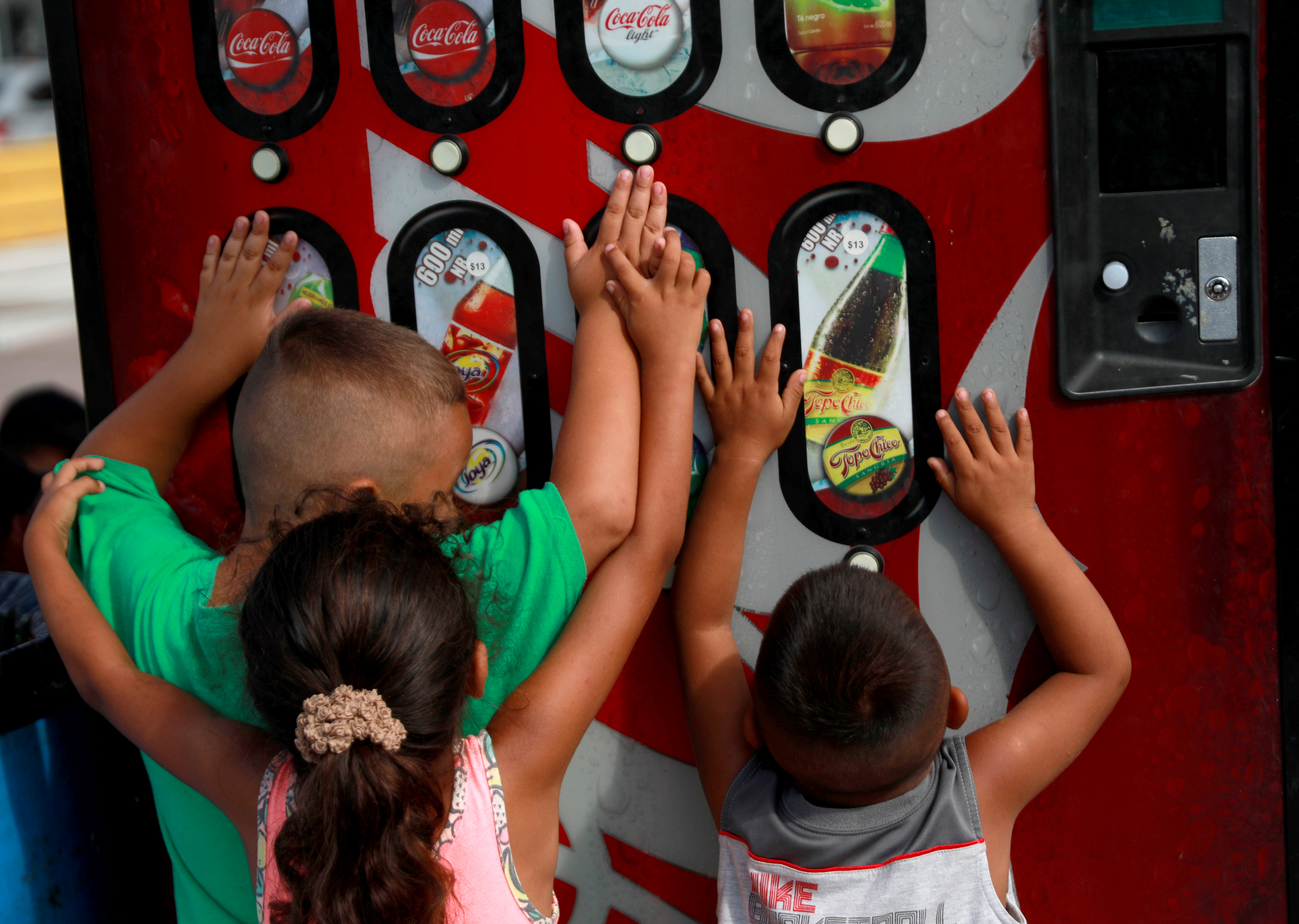 Nuevas etiquetas en México para comida chatarra enfrentan enorme oposición de EEUU y UE