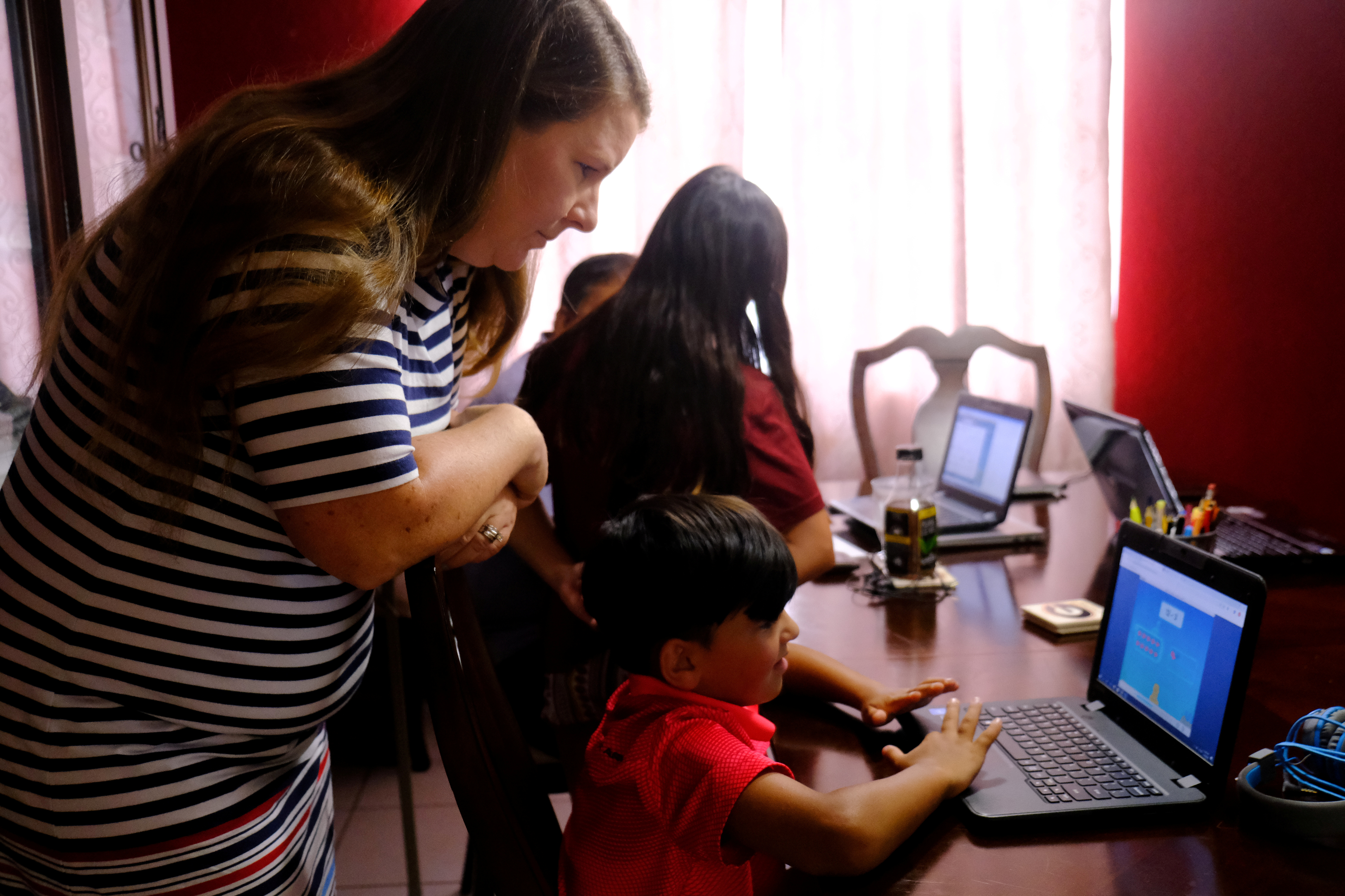 Mientras escuelas en EEUU preparan reapertura, crece temor a que niños propaguen el coronavirus