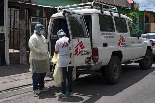 Médicos sin Fronteras, única esperanza contra la covid en zonas de pandillas en El Salvador