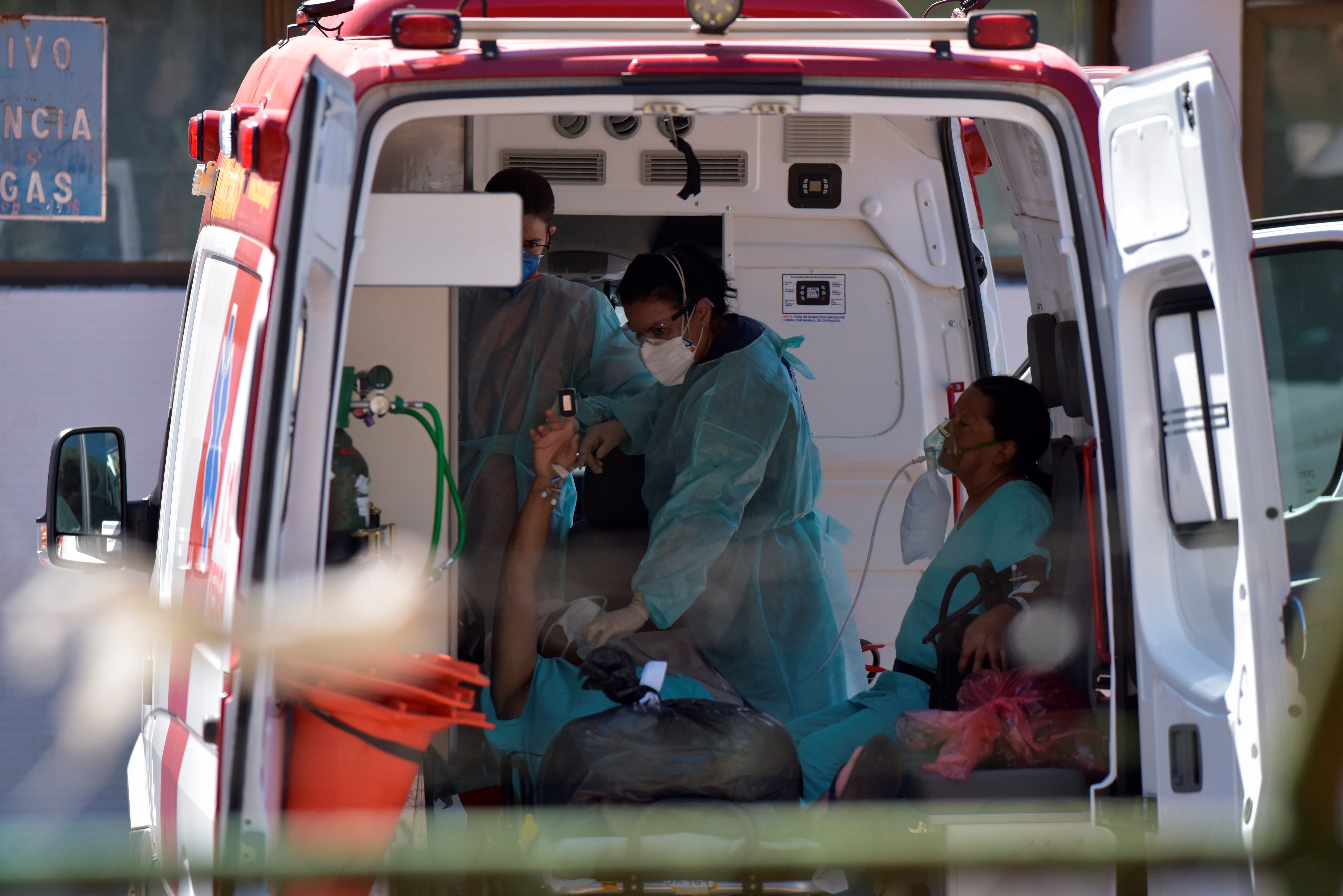 Brasil registró 447 muertes por Covid-19 en una jornada de playas abarrotadas