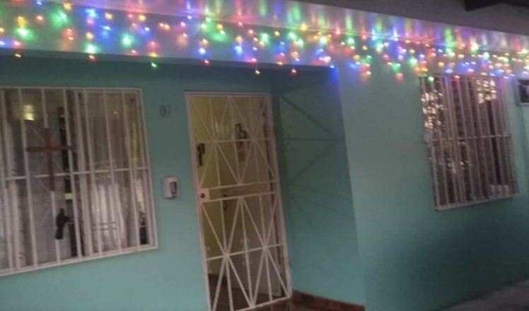 Tras duro momento que se vive por la pandemia, abuelita decidió encender las luces de navidad