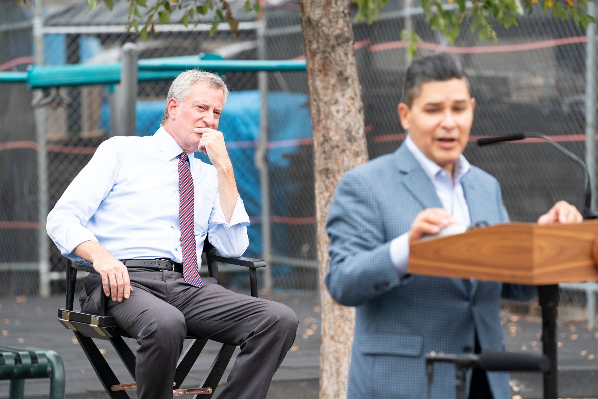 De Blasio presentó plan para aulas al aire libre en Nueva York